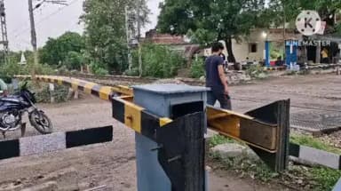 ज़मानिया: रेलवे फाटक का अचानक अवरोधक खराब होने से मची अफरा-तफरी