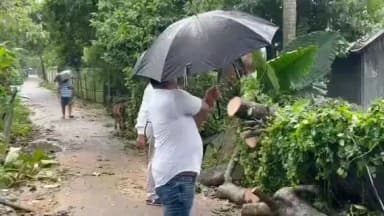 মোহনপুর: বামুটিয়া ব্লকের বৃন্দাবন চৌমুহনী এলাকার ঝড় বৃষ্টিতে ক্ষতিগ্রস্ত