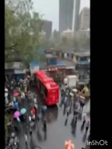 ठाणे: भांडुप परिसरात बेस्ट बसचा झालेल्या एका विचित्र अपघाताने परिसरात एकाच खळबळ उडाली आहे