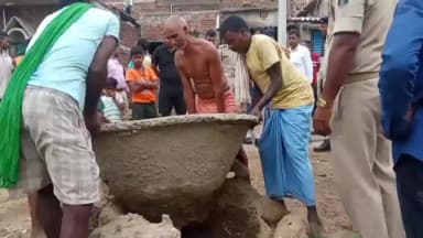 रामगढ़ चौक: SDM के आदेश पर दंडाधिकारी व पुलिस बल पहुंची झिनौरा गांव,अतिक्रमण के विरुद्ध गरजा बुलडोजर