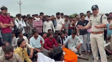 खातेगांव: खातेगांव मे हाईवे पर सड़क दुर्घटना मे गौ माता की मौत से नाराज आक्रोशित हिंदू सगठन के नेताओं ने किया हाईवे जाम,