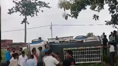 गोला: सोसोकला के पास वापस लौट रहे बाराती वाहन अनियंत्रित होकर पलटने से आधा दर्जन लोग घायल, सीएचसी गोला में किया गया इलाज