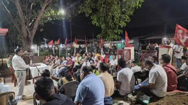 जामताड़ा: चितरंजन के मजदूर यूनियन ऑफिस से मनाया गया पूर्व मुख्यमंत्री ज्योति बसु के 113वीं जयंती।