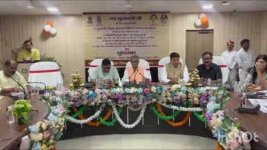 बरेली: अब शिक्षकों का इलाज होगा कैशलेस! CM योगी ने बरेली में शुरू की बड़ी स्वास्थ्य योजना, लाभार्थियों को मिले चेक