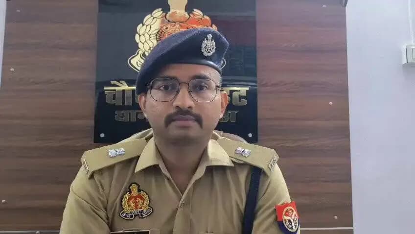 #gorakhpurpolice
#PoliceAction
➡️दिनांक 08.07.2026 को #PsGulriha क्षेत्रान्तर्गत दो पक्षों के बीच जमीनी विवाद की बात को लेकर अभियुक्त द्वारा एक व्यक्ति को धारदार हथियार से मार कर घायल कर दिया गया । जिनकी इलाज के दौरान मृत्यु हो गयी ।
➡️ संबंधित अभियुक्त को पुलिस हिरासत में लेकर अग्रिम विधिक कार्यवाही की जा रही है ।
➡️ उक्त प्रकरण में की गई कार्यवाही के संबंध में #spcitygkp द्वारा दी गई वीडियो बाइट-
#UPPolice #VideoByte
@dgpup @AdgGkr @adgzonegkr @diggorakhpur