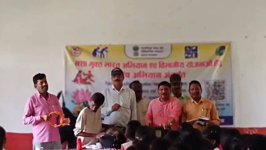 शासकीय कला पथक दल क्रमांक-4 जिला छिंदवाड़ा, सिवनी, बालाघाट द्वारा नशा मुक्त भारत अभियान के अंतर्गत जनपद पंचायत हर्रई के शासकीय उच्चतर माध्यमिक विद्यालय बटकाखापा में पहुंचकर कार्यक्रम आयोजित किया गया।
#NashaMuktBharatAbhiyaan
#procwa #छिन्दवाड़ा
#JansamparkMP
Social Justice and Disabled Welfare Department ,Madhya Pradesh
Jansampark Madhya Pradesh
