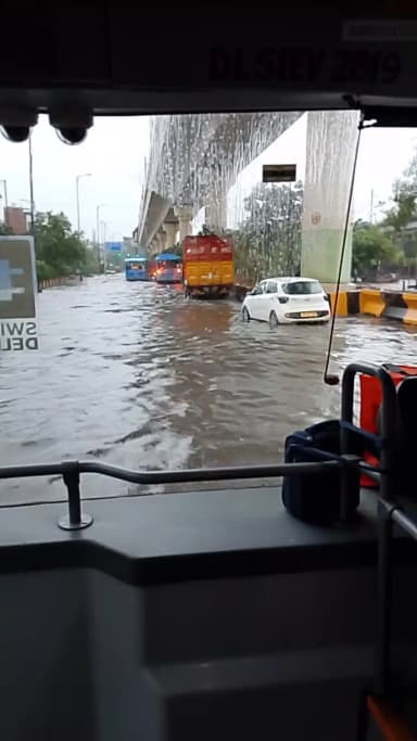 दिल्ली की हकीकत सड़कों पे नज़र आई बारिश का पानी और नालों का पानी ने किया जहांगीरपुरी रोड पर बुरा हाल