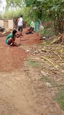 gram chhiuriha me sarkaari raste me jabardasti bad lagakar aam jan Manas ko pareshan kar rahe hai