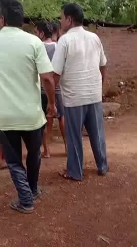 sarkaari raste me jabardasti kabja kar or Jaan se Marne ki dhamki