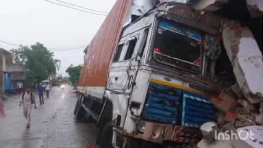 इगलास: इगलास कस्बा के सासनी रोड पर तेज रफ्तार अनियंत्रित कंटेनर ने दुकानों में मचाई तबाही