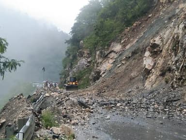 डुंडा: नालूपानी के पास भूस्खलन के बाद अवरुद्ध मार्ग फिर से खुला, यातायात सुचारू