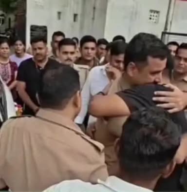 इटावा: #बसरेहर थाना प्रभारी सौरभ सिंह की विदाई में भावुक हुआ पूरा थाना, #पुलिसकर्मियों और क्षेत्रवासियों की आंखें हुईं न