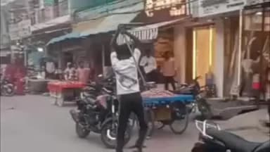लाडपुरा: कोटा कुन्हाड़ी क्षेत्र में बीच बाजार युवक पर हमला, बाइक में तोड़फोड़; घटना का वीडियो सोशल मीडिया पर हुआ वायरल