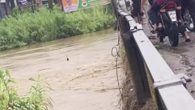 नजीबाबाद: नजीबाबाद में मालन नदी का जलस्तर बढ़ने से मोहल्लों और बस्तियों में घुसा पानी, जनजीवन हुआ अस्त-व्यस्त