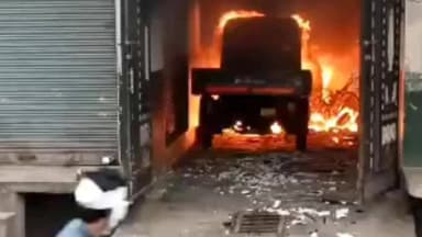अलीगंज: अलीगंज के कूंचादायम खान में दो मंजिला इमारत में आग, कार से हुआ शॉर्ट सर्किट, 6 दुकानें चपेट में आईं, 4 गाड़ियां जलीं