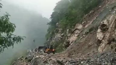 देहरादून: उत्तरकाशी और टिहरी में लैंडस्लाइड से गिरा मकान, 71 सड़कें बंद, 7 जिलों में आज स्कूल बंद