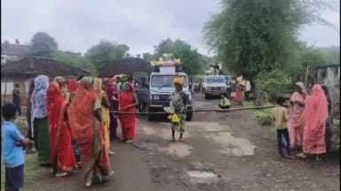 नारायणगंज: ग्राम देवगांव में किराया वृद्धि के विरोध में चक्का जाम
ग्रामीणों का फूटा गुस्सा , सरकार से सब्सिडी की मांग