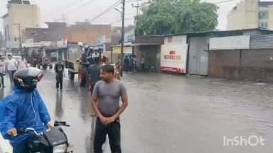 रूड़की: रामपुर चुंगी पर कुछ घंटे की बरसात ने नगर निगम रुड़की की पोल खोली, जलभराव में बंद गाड़ियों को घसीटते नजर आए लोग