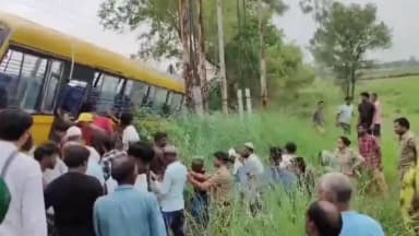लालगंज: बसहीं मोड़ के पास स्कूली बस पलटने से छात्र की दर्दनाक मौत, पुलिस हादसे के कारणों की जांच में जुटी