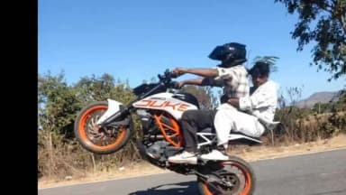 किस्को: सड़क पर मौत का स्टंट! पेशरार-लोहरदगा मुख्य मार्ग पर युवाओं की खतरनाक बाइकबाजी से बढ़ा हादसे का खतरा