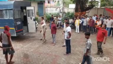 डुमरांव: डुमरांव के बंद पड़े संतोषी सिनेमा हॉल में चल रहा था जुए का अड्डा, पुलिस की छापेमारी में 16 गिरफ्तार, लाखों रुपए बरामद