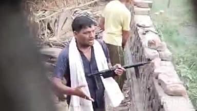 हुलासगंज: नंदन बीघा हत्याकांड: नामजद आरोपी का हथियार के साथ वीडियो वायरल, पीड़ित परिवार ने सुरक्षा की लगाई गुहार