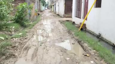हमीरपुर: सुमेरपुर कस्बे के वार्ड 16 में चार वर्षों से सीसी सड़क का इंतजार, बरसात में 50 से अधिक परिवारों का जीना हुआ दुश्वार