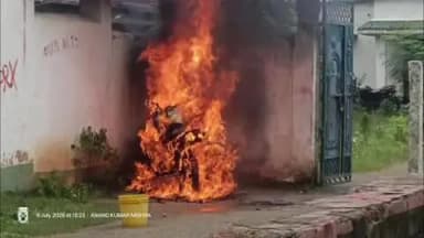 रामगढ़: रामगढ़/,बालक मवि0 परिसर में शिक्षक गुरु गोष्ठी के दोरान परिसर पर खड़े बाईक में लगी आग, बाइक जलकर हुआ लाख, मचा अफरातफरी।