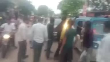अकबरपुर: कस्बा रुरा के नहर पुल के पास देसी शराब ठेका के पास दो पक्षों के बीच जमकर मारपीट, वीडियो हुआ वायरल