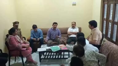कौंच: कोंच नगर पालिका का डीएम ने किया निरीक्षण, विकास कार्यों की समीक्षा में लापरवाही और कम आय पर जताई नाराजगी