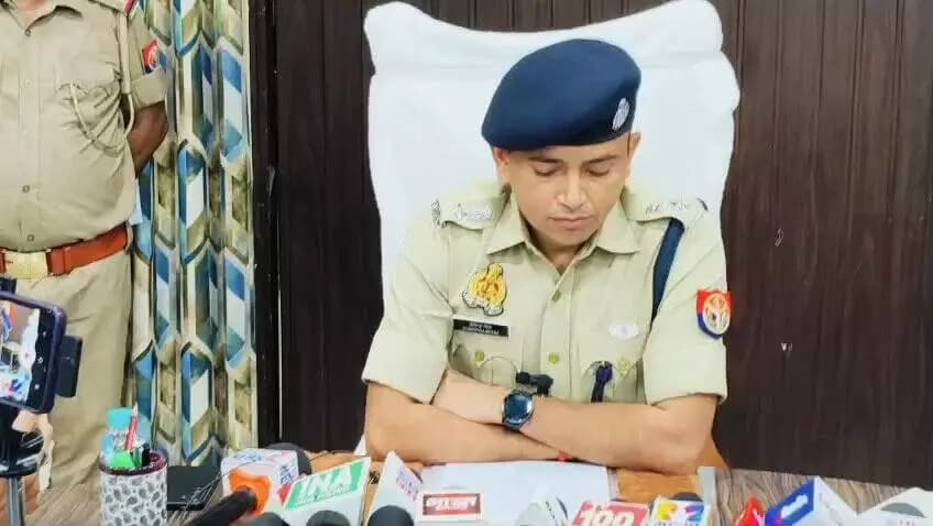 थाना मिलक क्षेत्रान्तर्गत साईबर सैल टीम के सहयोग से साईबर ठगी करने वाले 02 नफर अभियुक्तगण की गिरफ्तारी के अभियोग में #एसपीˍरामपुर द्वारा दी गयी बाइट - https://t.co/CyL1gr83vr