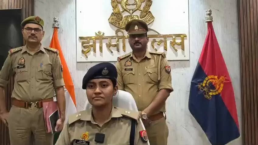#JhansiPolice द्वारा @sspjhansi @bbgtsmurthyips के निर्देशन में अपराध एवं अपराधियों के विरुद्ध की जा रही सख्त कार्यवाही,
💍 शादी कराने के नाम पर लोगों को ठगी का शिकार बनाने वाले संगठित साइबर गिरोह का थाना नवाबाद पुलिस द्वारा सफल पर्दाफाश।
👥 09 महिला एवं 02 पुरुष सहित कुल 11 अभियुक्त गिरफ्तार। 📱 साइबर ठगी में प्रयुक्त मोबाइल फोन, कंप्यूटर, दस्तावेज, बैंकिंग रिकॉर्ड, आभूषण एवं अन्य उपकरण सहित लगभग ₹09 लाख का माल बरामद।
विभिन्न बैंकों के 07 खातों में लगभग ₹41 लाख के लेन-देन से संबंधित दस्तावेज बरामद।
प्रकरण में की जा रही कार्यवाही के संबंध पुलिस अधीक्षक साइबर की वीडियो बाइट-
@rangejhansi @adgzonekanpur @Uppolice