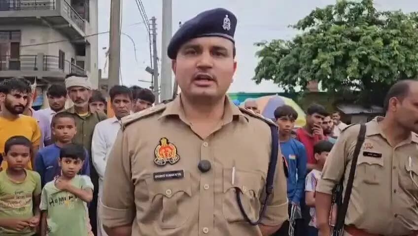 ➡️दिनांक 09.07.2026 को शाम करीब 05.00 बजे थाना खुर्जा नगर के ग्राम मुंडाखेडा में एक दीवार गिरने की सूचना मिली थी जिसपर तत्काल थाना खुर्जा नगर पुलिस टीम एवं फायर ब्रिगेड द्वारा मौके पर पहुंची थी। ग्राम मुंडाखेडा में एक खाली प्लाट में दीवार के पास 02 परिवारों द्वारा अस्थायी रुप से टैन्ट लगाकर निवास किया जा रहा था जिसमें एक परिवार ग्राम चंदियाना थाना नरसैना व एक परिवार थाना खुर्जा नगर के ग्राम धाकंड के रहने वाले है।
➡️अत्याधिक बारिश होने के कारण अचानक दीवार गिर गयी जिसमें 06 लोग दब गये थे सभी को तत्काल अस्पताल में भर्ती कराया गया था जिसमें 04 लोग घायल है तथा 02 व्यक्तियों की दुखद मृत्यु हो गयी है। 02 घायलों की स्थिति सामान्य है तथा 02 घायलों को हायर सैन्टर रैफर किया गया है।
➡️मलबे को साफ करा दिया गया है जिसमें कोई अन्य व्यक्ति नही दबा है। वर्तमान में कानून व्यवस्था की स्थिति सामान्य है घायलो को बेहतर से बेहतर उपचार उपलब्ध कराया जा रहा है।
➡️इस सम्बन्ध में क्षेत्राधिकारी खुर्जा श्री शोभित कुमार की बाइट~
#UPPolice
#BulandshahrPolice