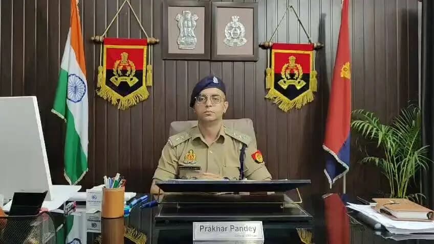➡️दिनांक 09.07.2026 को थाना औरंगाबाद पर डॉयल-112 के माध्यम से पिकअप और बाइक के बीच एक्सीडेंट की सूचना प्राप्त हुई । तत्काल थाना औरंगाबाद पुलिस द्वारा मौके पर जाकर घायल को सीएचसी लखावटी में भर्ती कराया गया जहां चिकित्सक द्वारा घायल को मृत घोषित कर दिया ।
➡️मृतक की पहचान प्रशान्त कुमार के रुप में हुई है जोकि थाना खानपुर के निवासी है एवं जनपद गाजियाबाद में 41वीं वाहिनी पीएसी बटालियन में आरक्षी के पद पर तैनात है जो ड्यूटी के उपरान्त खानपुर के लिए जा रहे थे।
➡️ मृतक के पंचायतनामा की कार्यवाही कर पोस्टमार्टम हेतु भेजा गया है। पुलिस द्वारा पिकअप को कब्जे में लिया गया है। अग्रिम विधिक कार्यवाही की जा रही है।
इस सम्बन्ध में क्षेत्राधिकारी नगर श्री प्रखर पाण्डेय की बाइट~
#UPPolice
#BulandshahrPolice