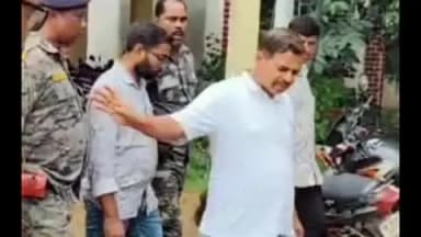 सरैयाहाट: सरैयाहाट/ एसीबी ने अंचल कार्यालय कार्यालय सरैयाहाट के प्रधान लिपिक आंनद भारतद्वाज को ₹ 5000 रिश्वत लेते किया गिरफ्तार।