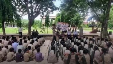 మచిలీపట్నం దక్షిణం: వీరవల్లి జడ్పీ హైస్కూల్లో ఎస్ఐ సత్యం సురేశ్ ఆధ్వర్యంలో పోలీసు చట్టాలు, భద్రతా అంశాలపై అవగాహన కార్యక్రమం