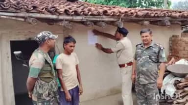 बरियातु: बारियातू थाना काण्ड संख्या 82/23 के तीन फरार अभियुक्तों के घर न्यायालय के निर्देश पर चिपकाया गया इश्तेहार*