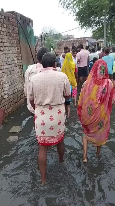 नागला बले मे जल बराब है नला ना होने के कारणा गाव के लोग पानी मे हो कर निकलते है
