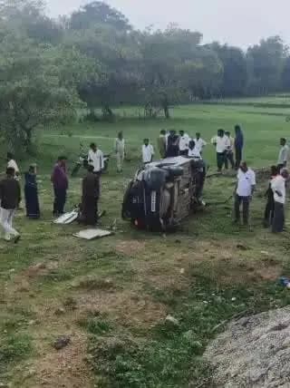 నిర్మల్: మామడ మండలం దిమ్మదుర్తి గ్రామ సమీపంలో కారు బోల్తా పడి దశరథ్ రెడ్డి అనే వ్యక్తి మృతి, మరో నలుగురికి తీవ్రగాయాలు