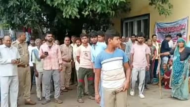 शिकोहाबाद: रास्ते की मांग को लेकर ग्रामीणों ने शिकोहाबाद रेलवे स्टेशन पर किया धरना प्रदर्शन