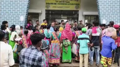 शिकारीपाड़ा: सरकारी जमीन पर अतिक्रमण के खिलाफ कार्रवाई पर भड़का ग्रामीणों का गुस्सा, ढोल-नगाड़ों के साथ अंचल कार्यालय का किया घेराव