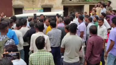 सारठ: DC के निर्देश पर सारठ प्रखंड में लगा ड्राइविंग लाइसेंस कैंप स्थगित होने से हंगामा, MVI कर्मियों को घेरा तो पहुंची पुलिस