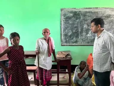 কুমারঘাট: ফটিকরায় স্কুলে শরণার্থীদের সাথে দেখা করতে যান মন্ত্রী সুধাংশু দাস