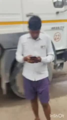 चतरा: बस स्टैंड के समीप सड़क पर बने गड्ढे के कारण एक बाइक सवार गिरा,कोयला लदा हाइवा के चपेट से हुआ घायल,हजारीबाग रेफर