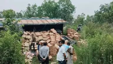 गोला: संधवैय घाटी में अनियंत्रित होकर पलटा हुआ एलपी ट्रक में लोड था 1400 पेटी बियर दूसरे ट्रक में लोड कर भेजा गया गंतव्य स्थान