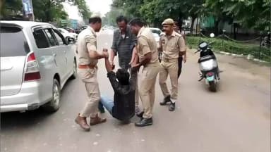जलालपुर: एसपी कार्यालय पहुंचे फरियादी को सड़क पर घसीटने का आरोप, वीडियो हुआ वायरल