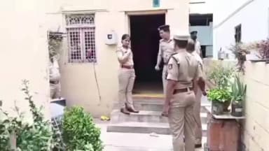 ಬಳ್ಳಾರಿ: ನಗರದ ಗುಗ್ಗರಹಟ್ಟಿಯಲ್ಲಿ ನಡೆದಿದ್ದ ಜೋಡಿ ಕೊಲೆ ಸ್ಥಳಕ್ಕೆ ಜಿಲ್ಲಾ ಪೊಲೀಸ್ ವರಿಷ್ಠಾಧಿಕಾರಿ ಸುಮನ್.ಡಿ. ಪೆನ್ನೇಕರ್ ಭೇಟಿ ಪರಿಶೀಲನೆ