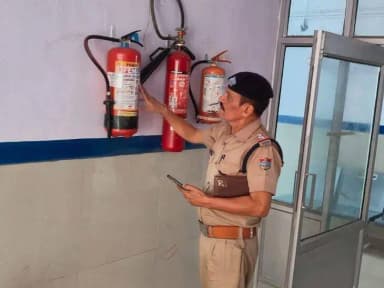 रुद्रप्रयाग: लखनऊ अग्निकांड के बाद फायर सेफ्टी पर सख्ती, 30 से ज्यादा प्रतिष्ठानों को नोटिस