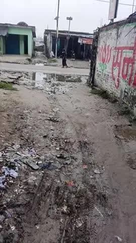 थाना सकरन हाईवे रोड से जुड़ा हुआ है कोई देख नहीं रहा है किसी कोनहीं दिख नहीं रहाहै बड़े लोग हैं होते तो डमरू वालारोड बन