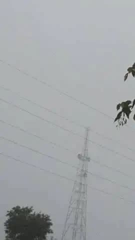 वीडियो में दिख रहा है तिलहर कलर में बिलहरा के पास वाले टावर पर चढ़ा हुआ छोटा सा दिख रहा है#@